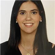 Profesora da clase de Educación Primaria a niños de cualquier edad